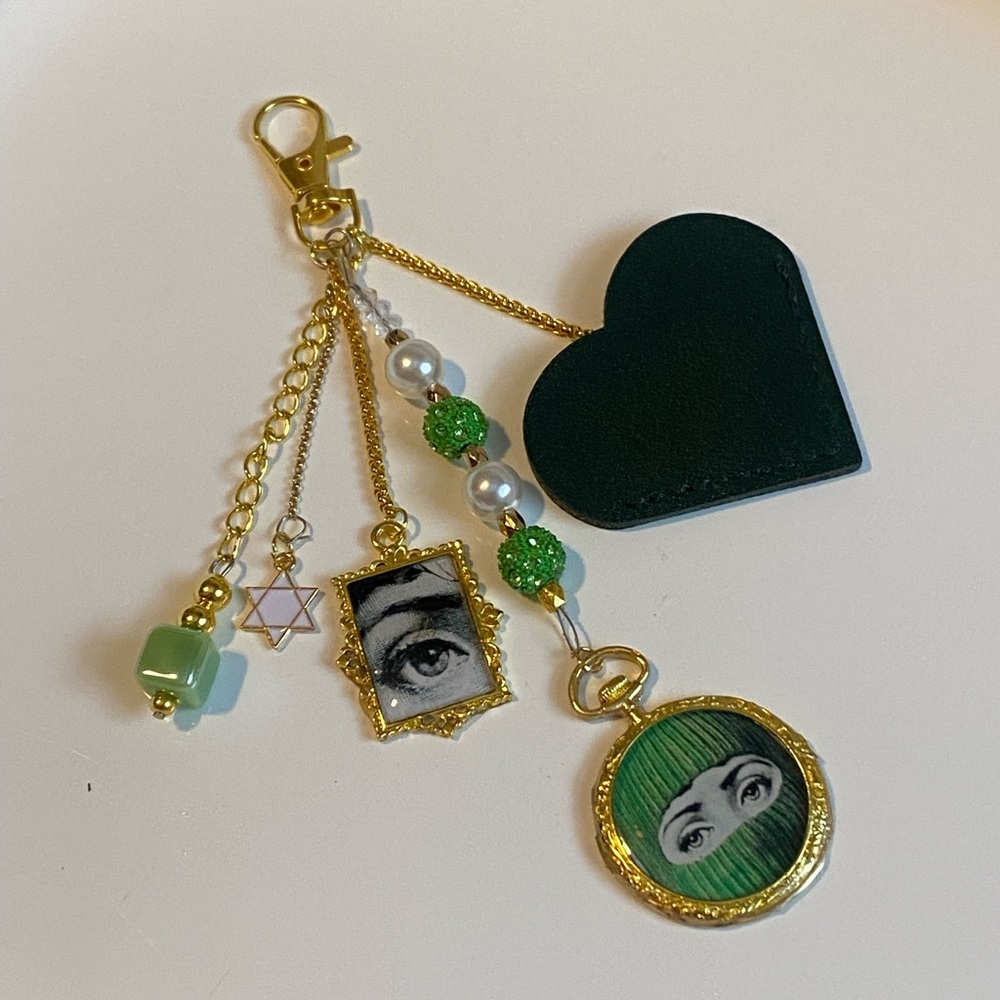 NEW FORNASETTI INSPIRED HAND PURSE HANDBAG CHARM KEYCHAIN DESIGNER READY GREEN - Picture 3 of 9